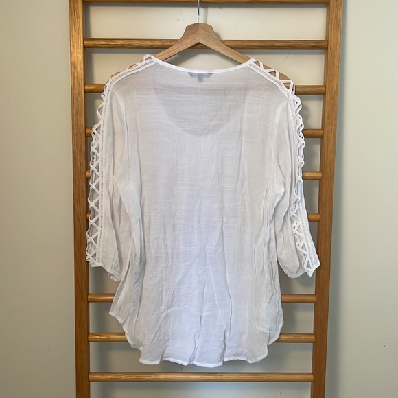 Unique Spectrum Cut about 3/4 Sleeve Top - Picture 3 of 4